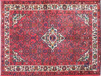 NAHAVAND
Tapis en laine à décor d'un médaillon...