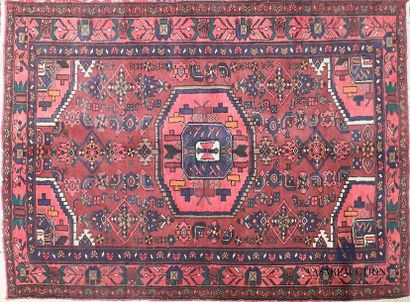 GOLTAPEH
Tapis en laine à décor d'un médaillon...