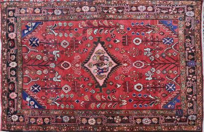 TUOYSERKAN
Tapis en laine à décor d'un médaillon...