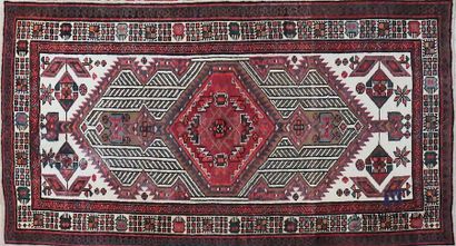 SARAB
Tapis en laine à décor d'un médaillon...