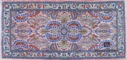 SAROUGH
Tapis en laine à décor de motifs...