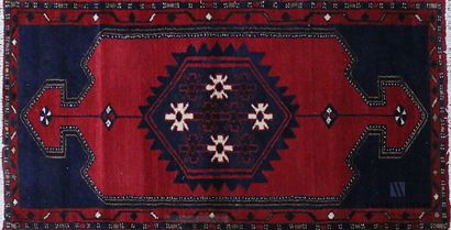 SAVEH
Tapis en laine à décor d'un médaillon...