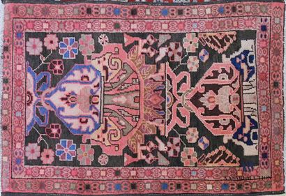 GHARAGEH
Tapis en laine à décor d'un motif...