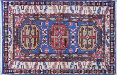 KHAMSE
Tapis en laine à décor de trois médaillons...