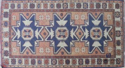 YAGCHIBEGUIR
Tapis en laine à décor de trois...