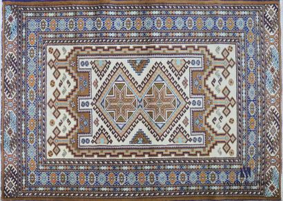 ARDEBILLE
Tapis en laine à décor de deux...