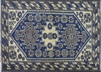 ZANDJAN
Tapis en laine à décor de trois médaillons...