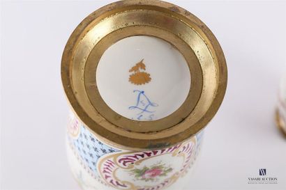Paire de vases de forme oblongue en porcelaine...