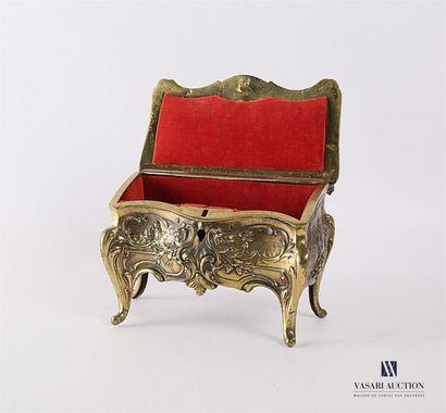 Boite à bijoux en bronze simulant un commode...