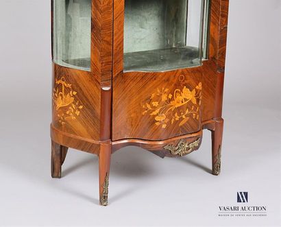 Vitrine en bois placage, la façade arbalète...