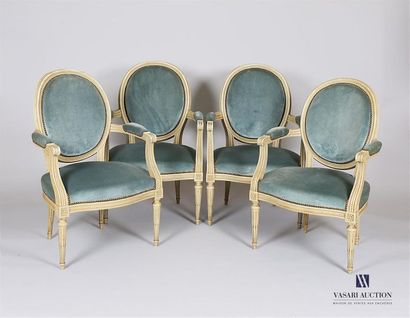Suite de quatre fauteuils en bois naturel...