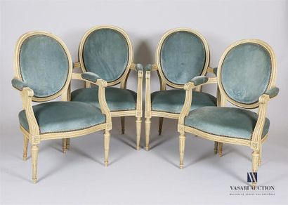 Suite de quatre fauteuils en bois naturel...