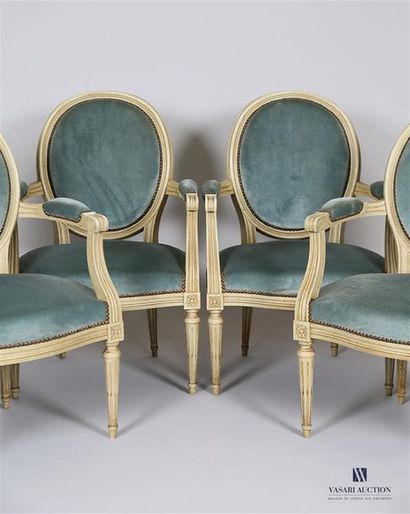Suite de quatre fauteuils en bois naturel...