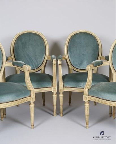 Suite de quatre fauteuils en bois naturel...
