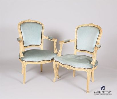Paire de fauteuils en bois naturel mouluré,...