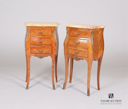 Paire de chevets placage de bois de rose...