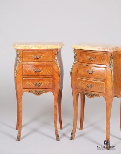 Paire de chevets placage de bois de rose...
