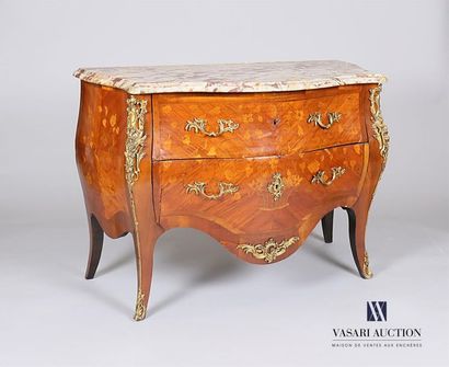 Commode à façade galbée en bois de placage...