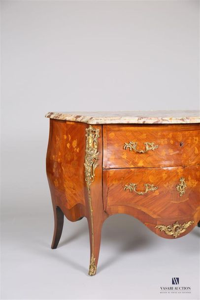 Commode à façade galbée en bois de placage...