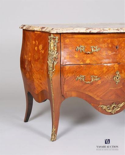 Commode à façade galbée en bois de placage...