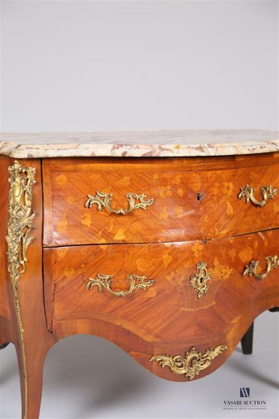 Commode à façade galbée en bois de placage...