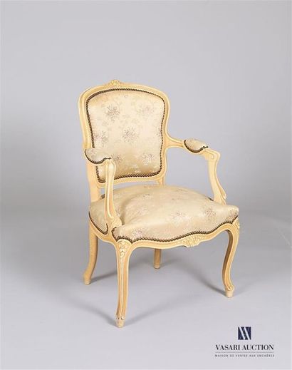 Fauteuil en bois naturel mouluré, sculpté...