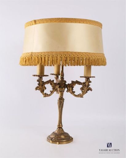Lampe en bronze posant sur une base ronde...