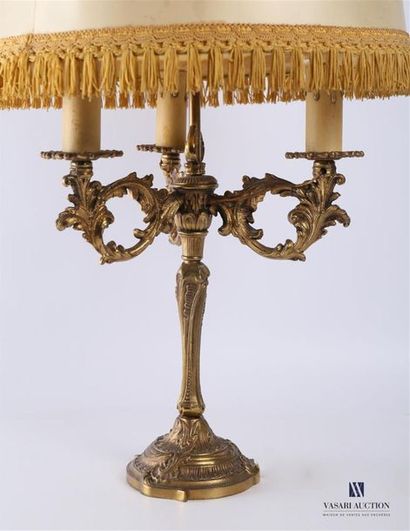 Lampe en bronze posant sur une base ronde...