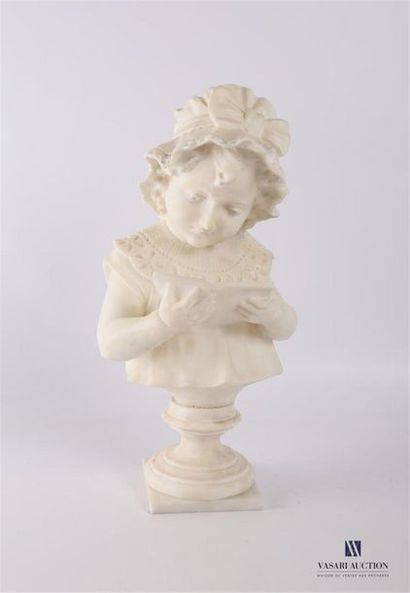 Sculpture en albâtre figurant une jeune fille...