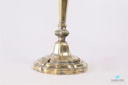 Flambeau en bronze argenté monté en lampe,...
