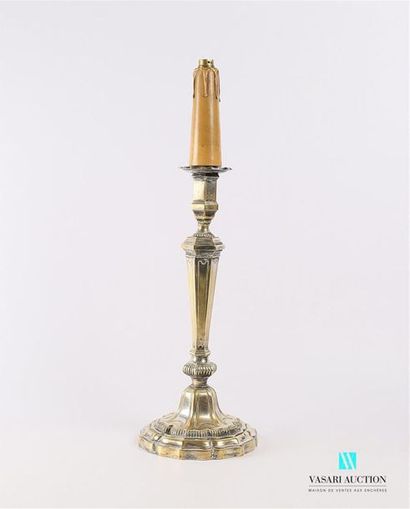 Flambeau en bronze argenté monté en lampe,...