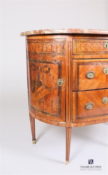 Commode demi-lune en bois de placage à décor...