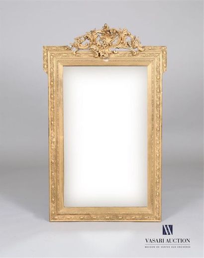 Miroir en bois et stuc peint doré, le fronton...