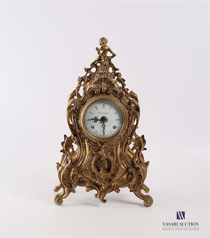 Pendule en bronze doré, le cadran de forme...