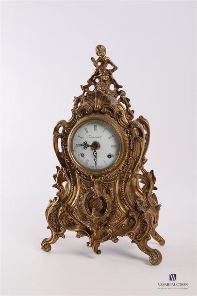 Pendule en bronze doré, le cadran de forme...