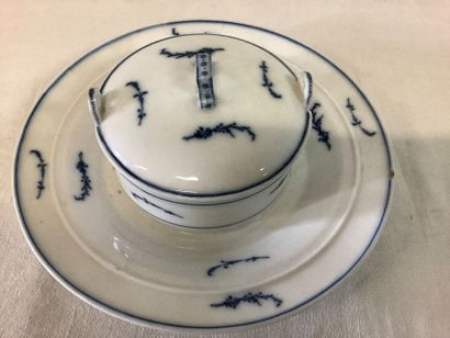 lot d'un beurrier et d'un plat de service...