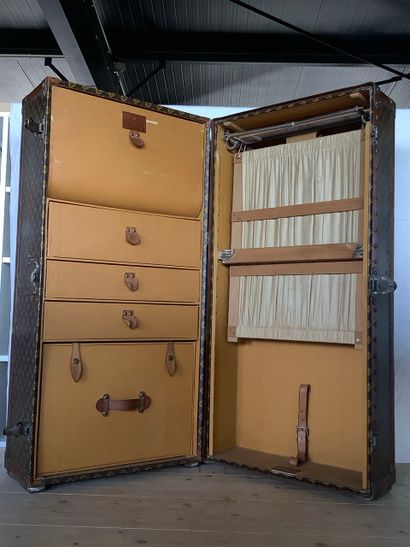 LOUIS VUITTON-Malle cabine en toile monogramme...