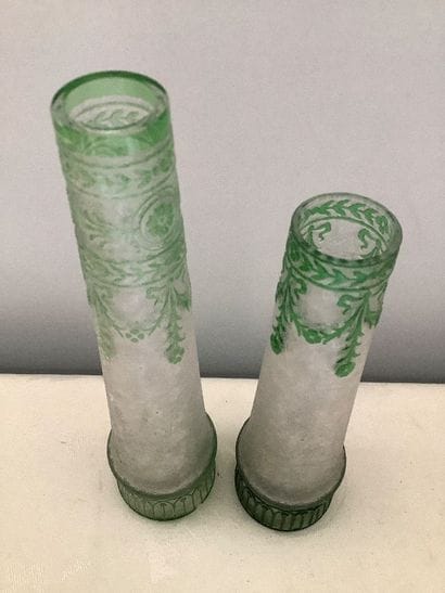 Lot de deux soliflores en verre sculpté à...