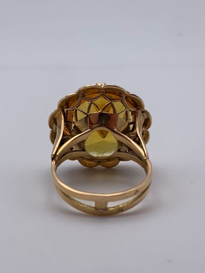 Bague en or jaune 750 millièmes retenant...