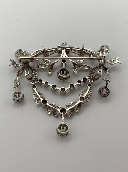Broche/pendentif « guirlandes » en or gris...