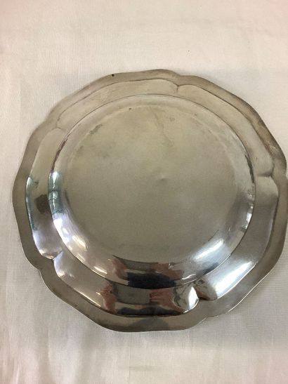 Un plat de service en argent poinçon minerve,...