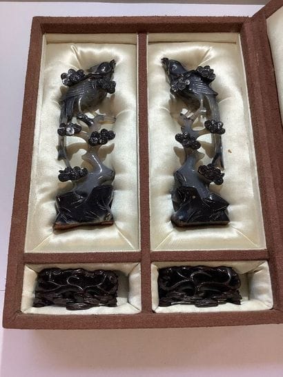 Coffret de deux oiseaux perchés en pierre...