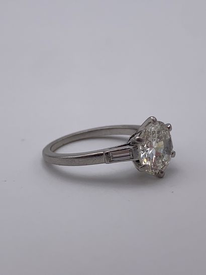Bague en platine centrée d un diamant taille...
