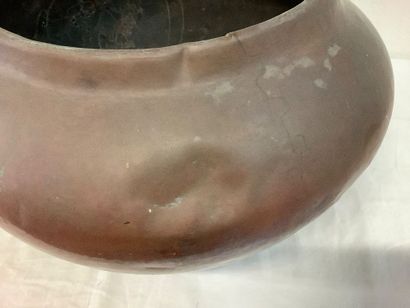 Grand cache pot en cuivre à décor de grappe...