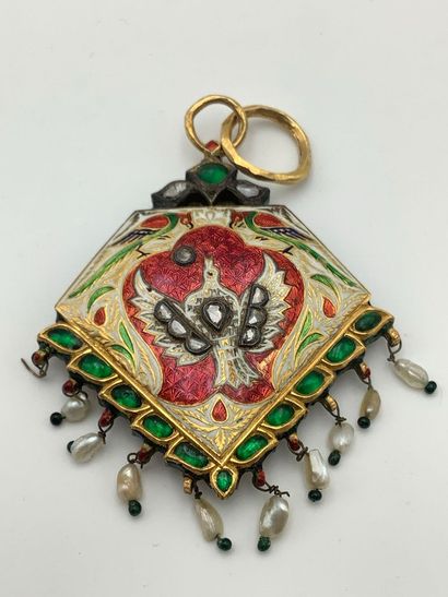 Pendentif à décor de colombe et de fleurs,...