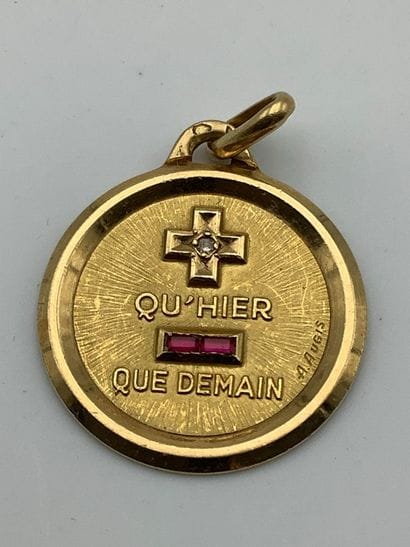 A AUGIS. Médaille d’amour «+ qu’hier, - que...