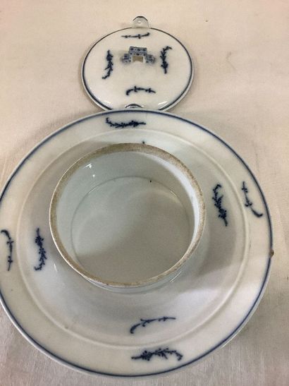 lot d'un beurrier et d'un plat de service...