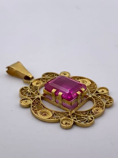 Pendentif en or jaune 585 millièmes à décor...