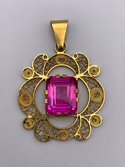 Pendentif en or jaune 585 millièmes à décor...