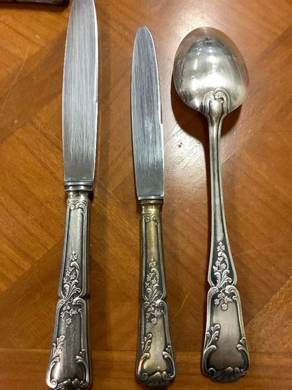 Un argentier style Louis XV avec une ménagère...